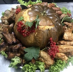 Гарбуза печена з кашею та м'ясом